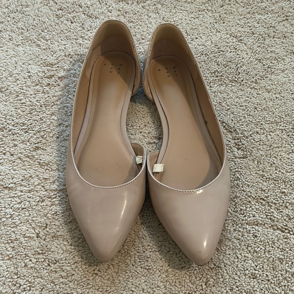 Nude pointed flats